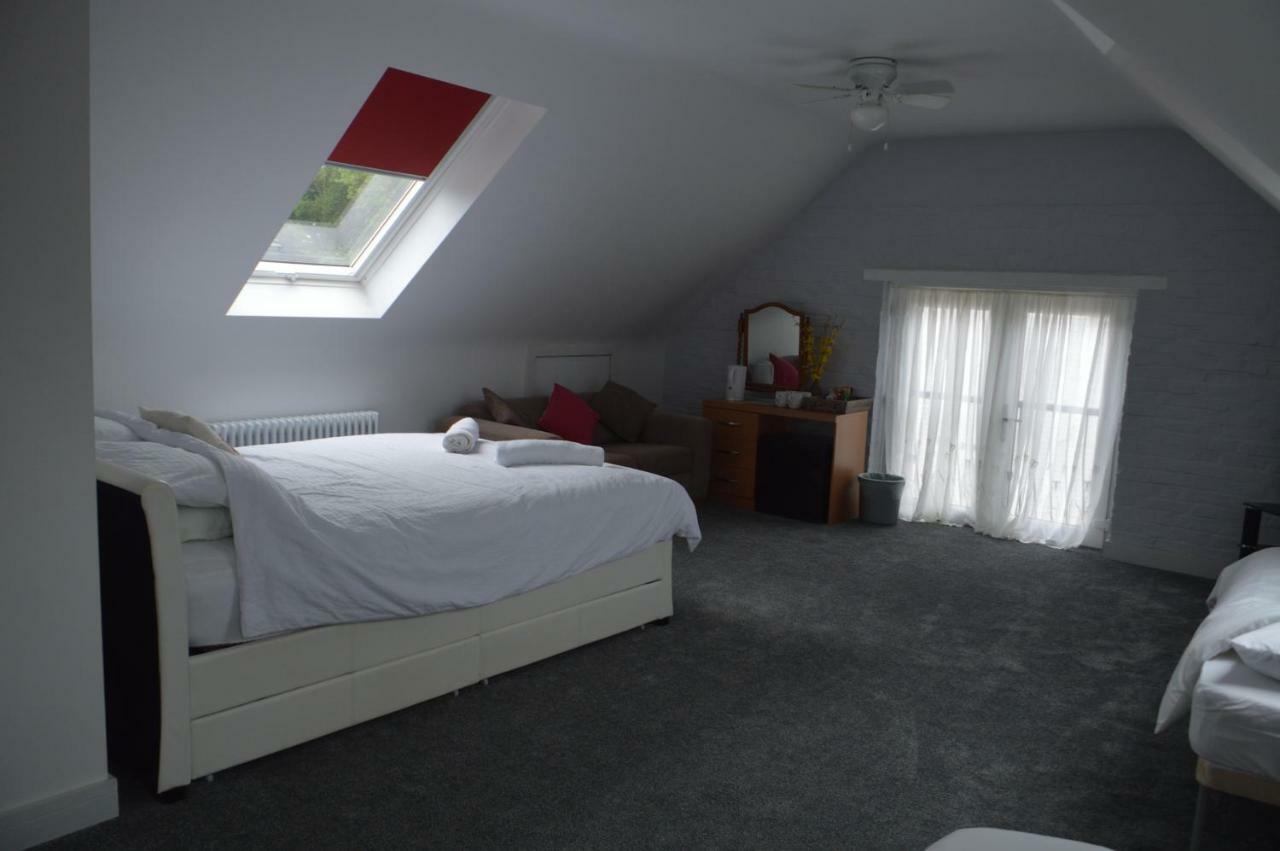 Отель Tarras Little Hadham Экстерьер фото