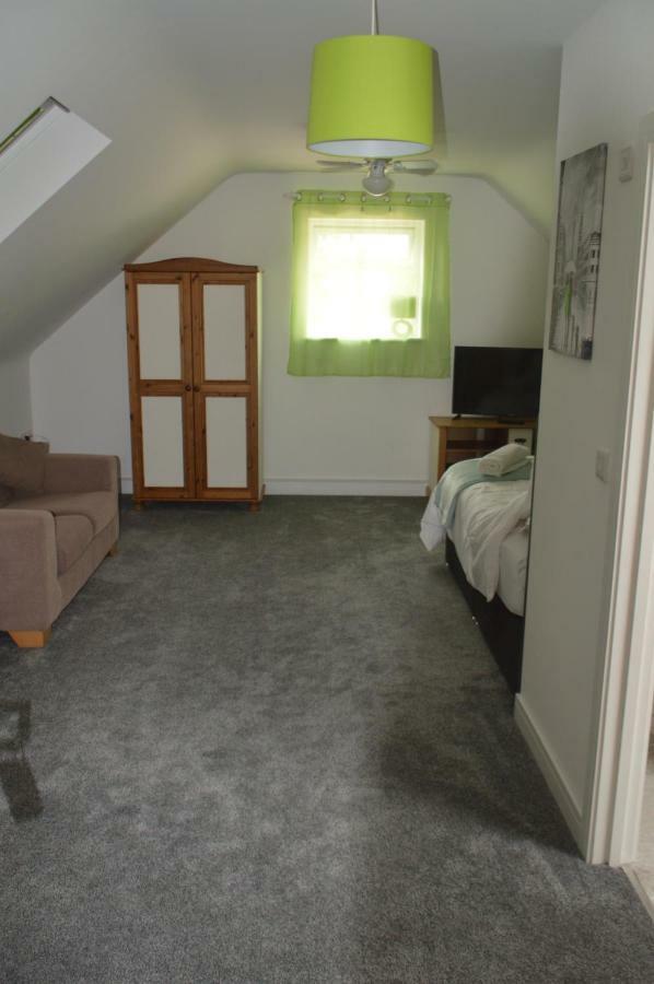 Отель Tarras Little Hadham Экстерьер фото